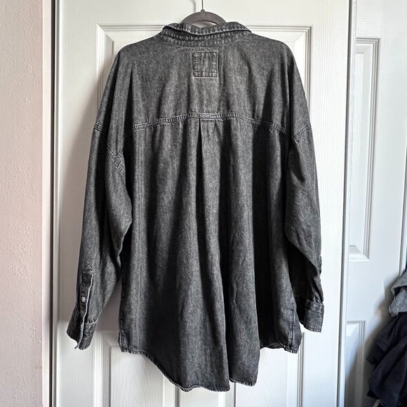 SO Women's 2X Black Acid Wash "The Favorite" Oversize Button Down Denim Shirt - Picture 2 of 8